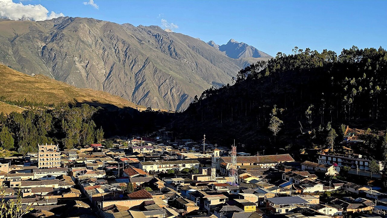 Corongo entre cerros, al atardecer