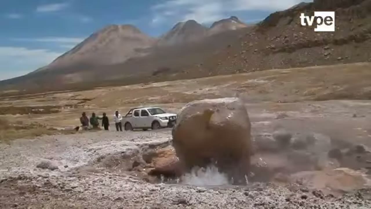 Un géiser de Candarave al pie del volcán