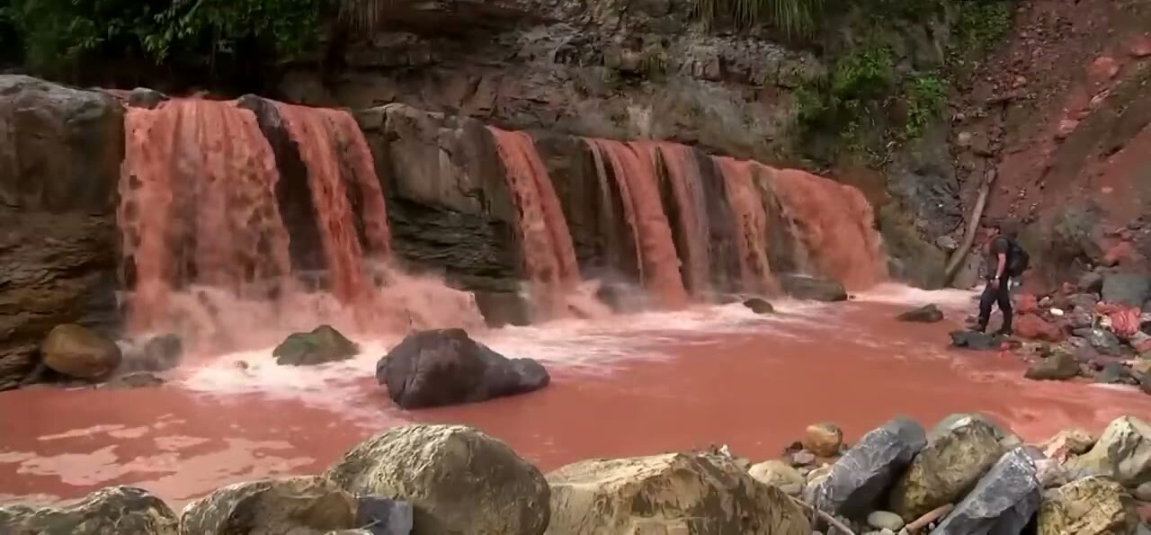 La cascada La Nativa, roja por la arcilla