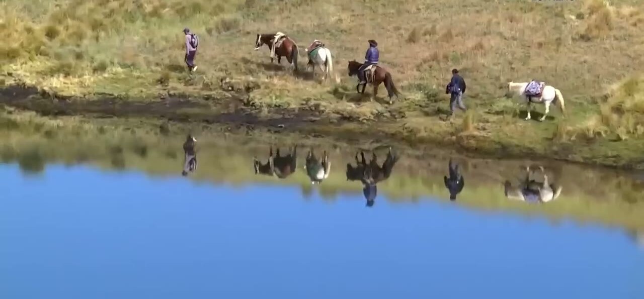 Jinetes junto a la laguna Pojos Hembra