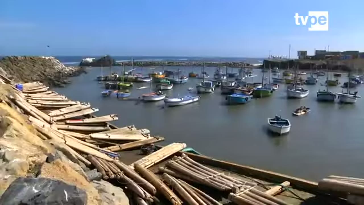Balsillas y botes en la caleta La Islilla