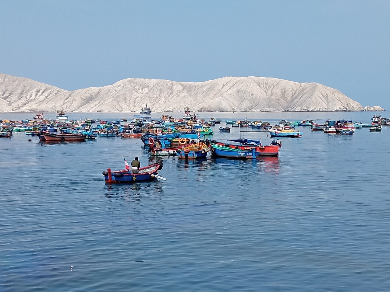 Botes en la bahía de Chimbote y la isla Blanca