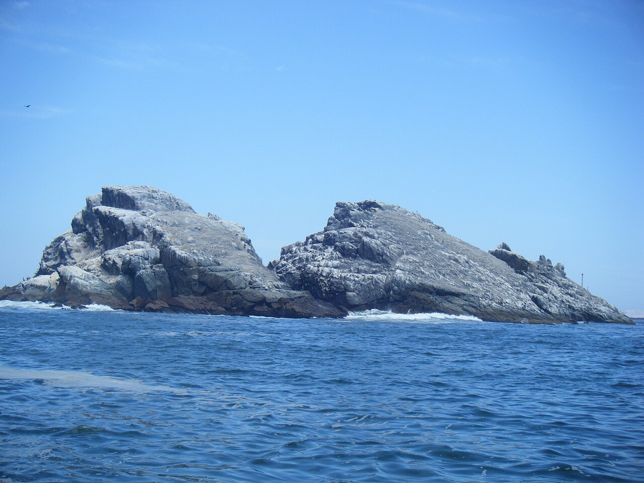 Roquedales de la isla Blanca desde el mar
