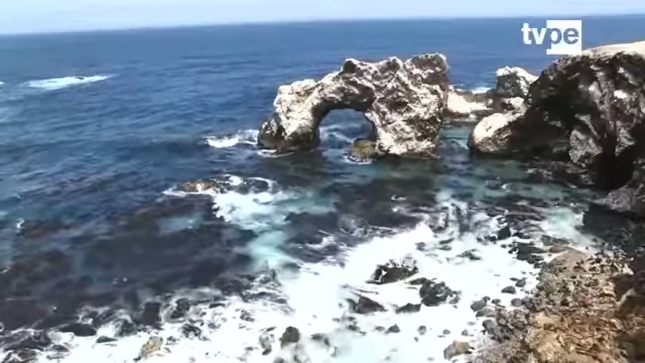 Arco de roca en la costa de San Fernando