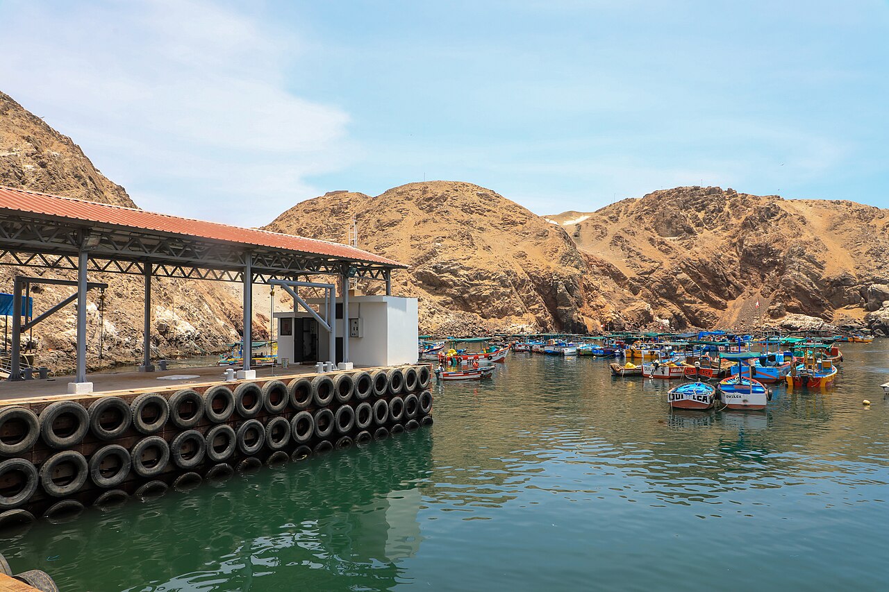 Botes y desembarcadero de la caleta de Quilca
