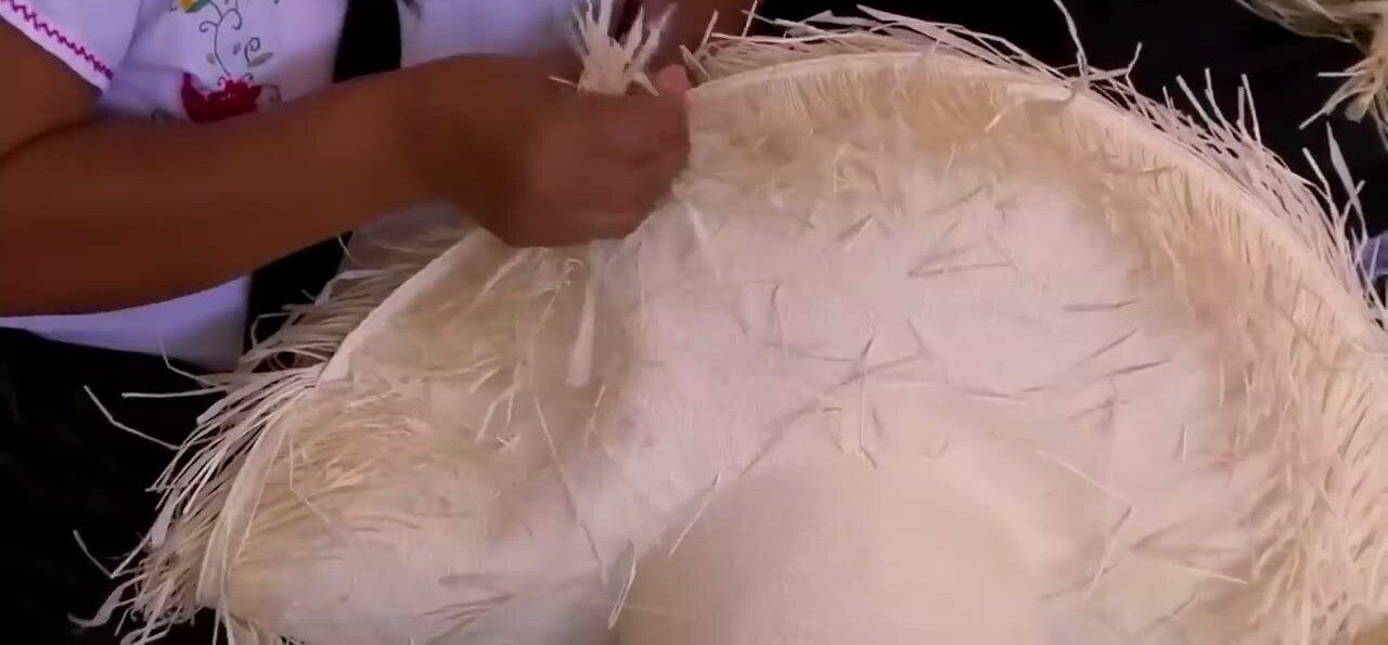 Tejiendo un sombrero de paja en Eten