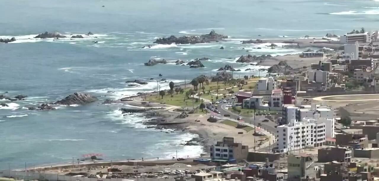 El malecón y la costa de Ilo