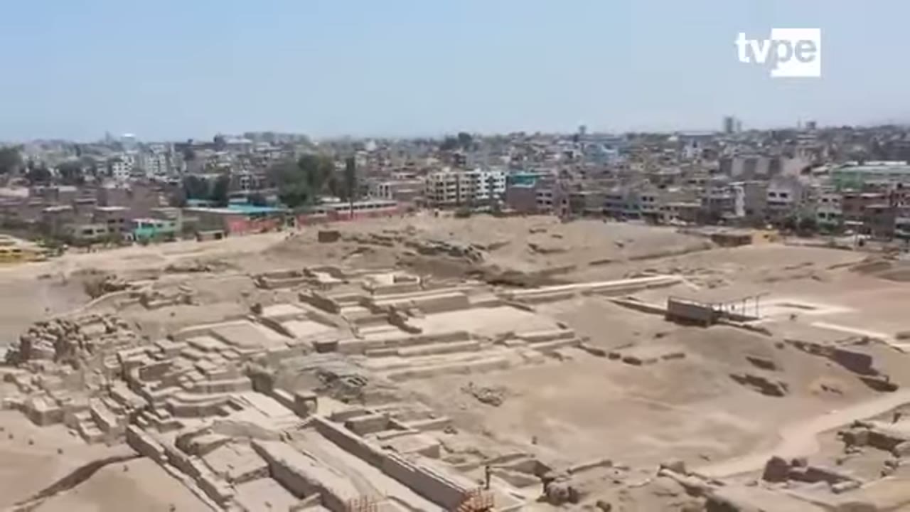 La Huaca Mateo Salado rodeada por la ciudad