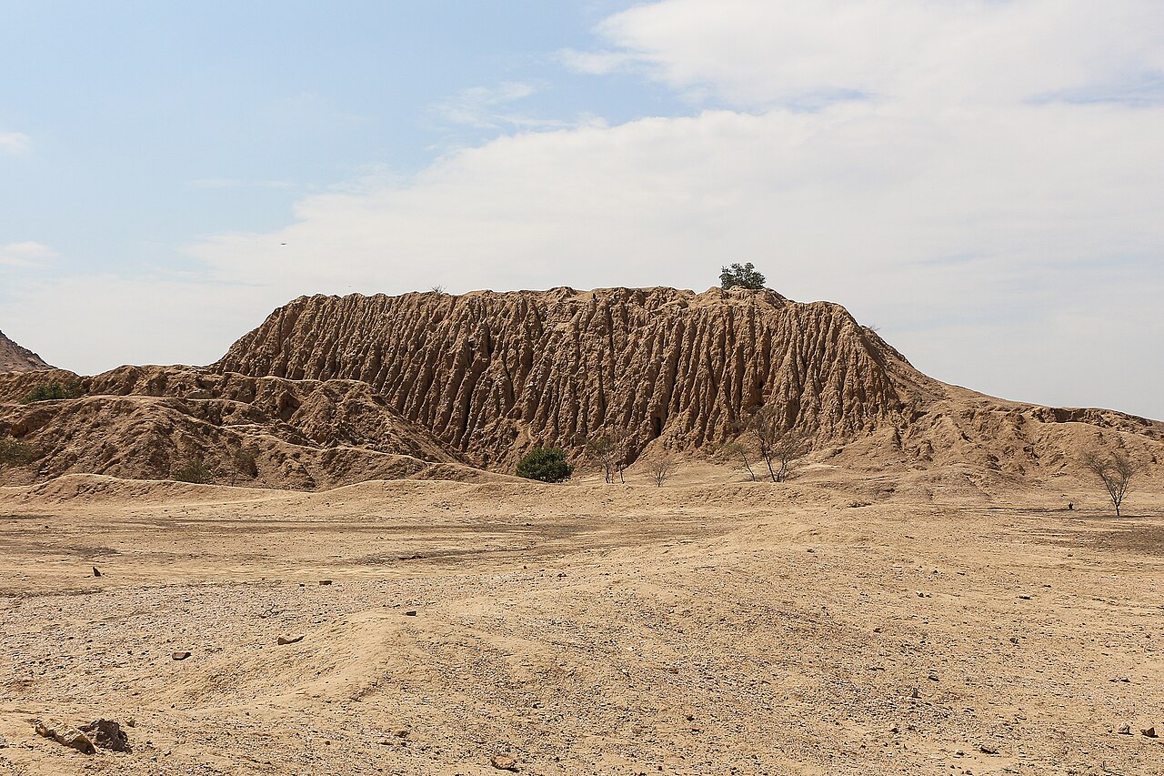 Una pirámide de adobe erosionada en Túcume