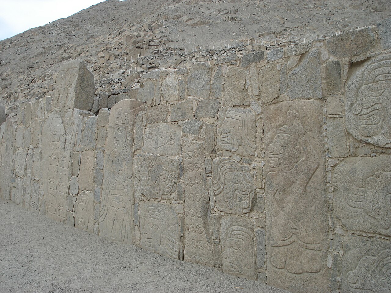 Guerreros grabados en el muro de Sechín