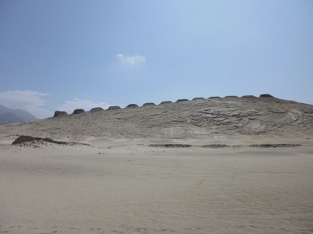 Las trece torres de Chankillo sobre su loma