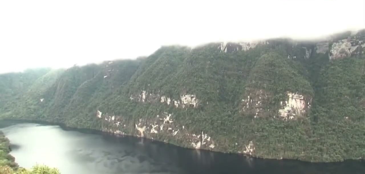 La laguna de los Cóndores entre sus cerros