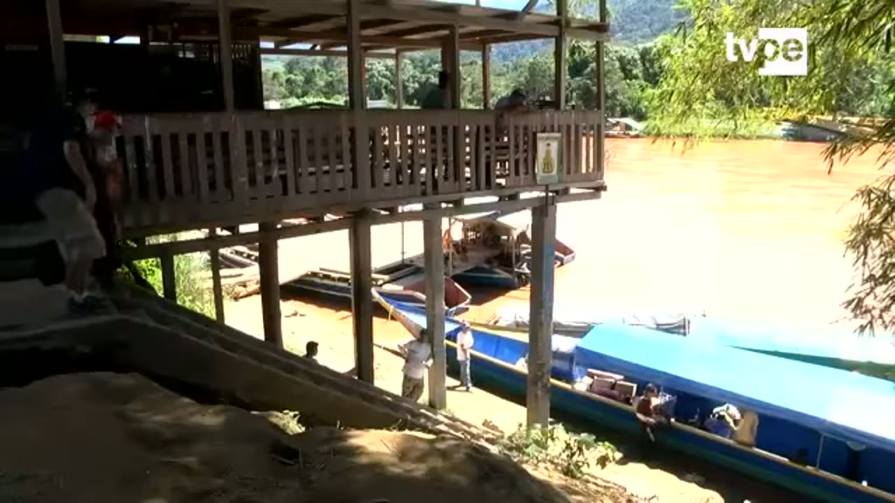 Muelle y botes en Puerto Ocopa