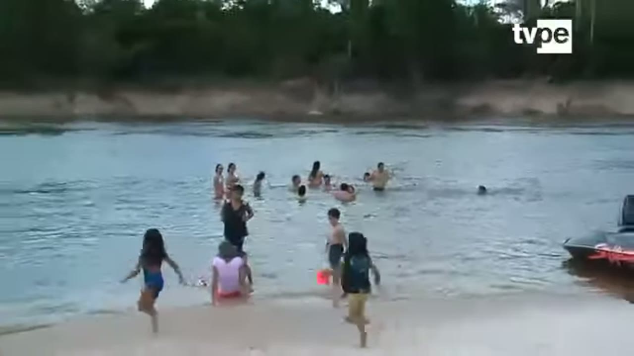 Bañistas en la playa Santa Rita, río Nanay