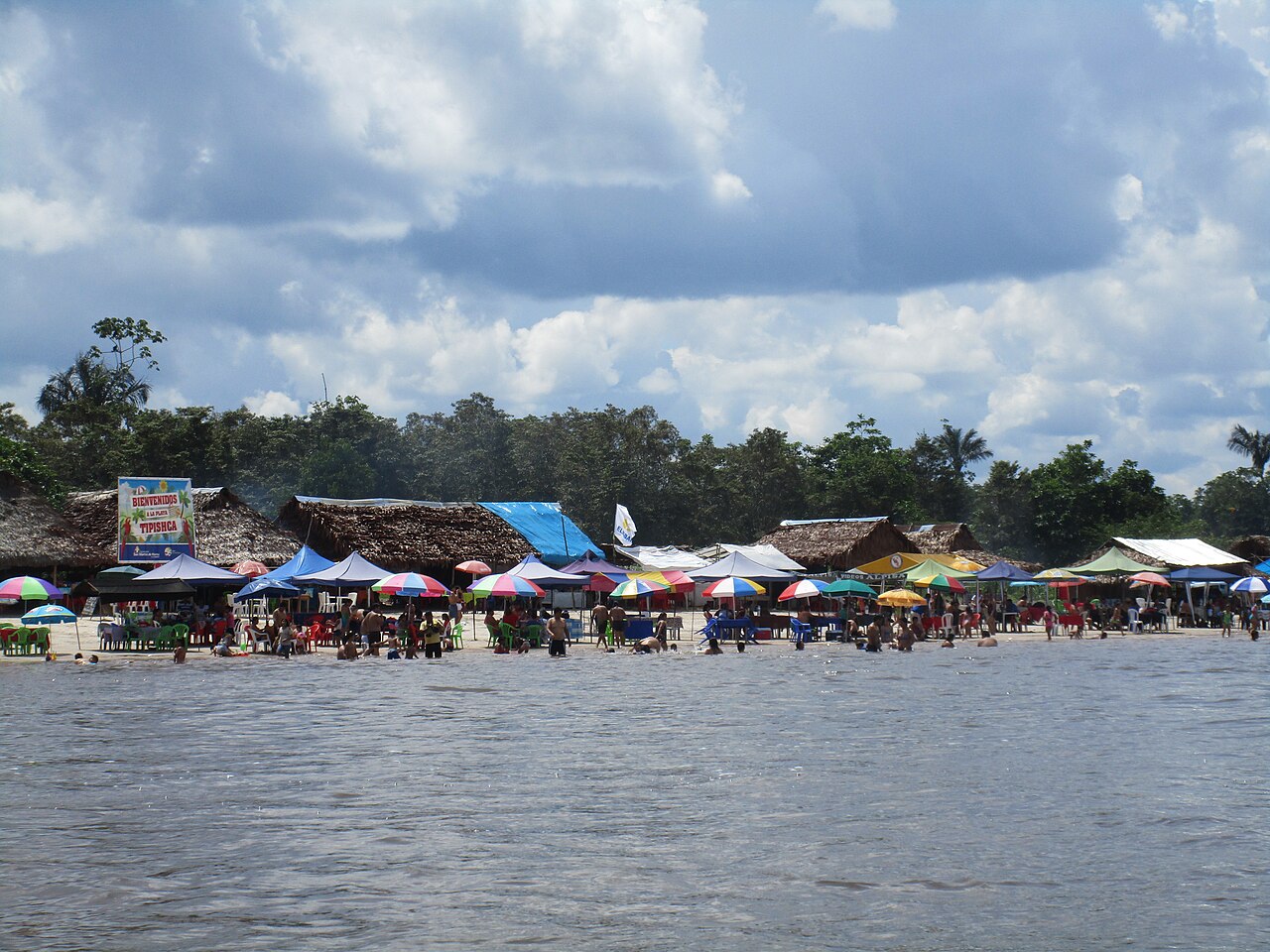 La playa Tipishca vista desde el río Nanay