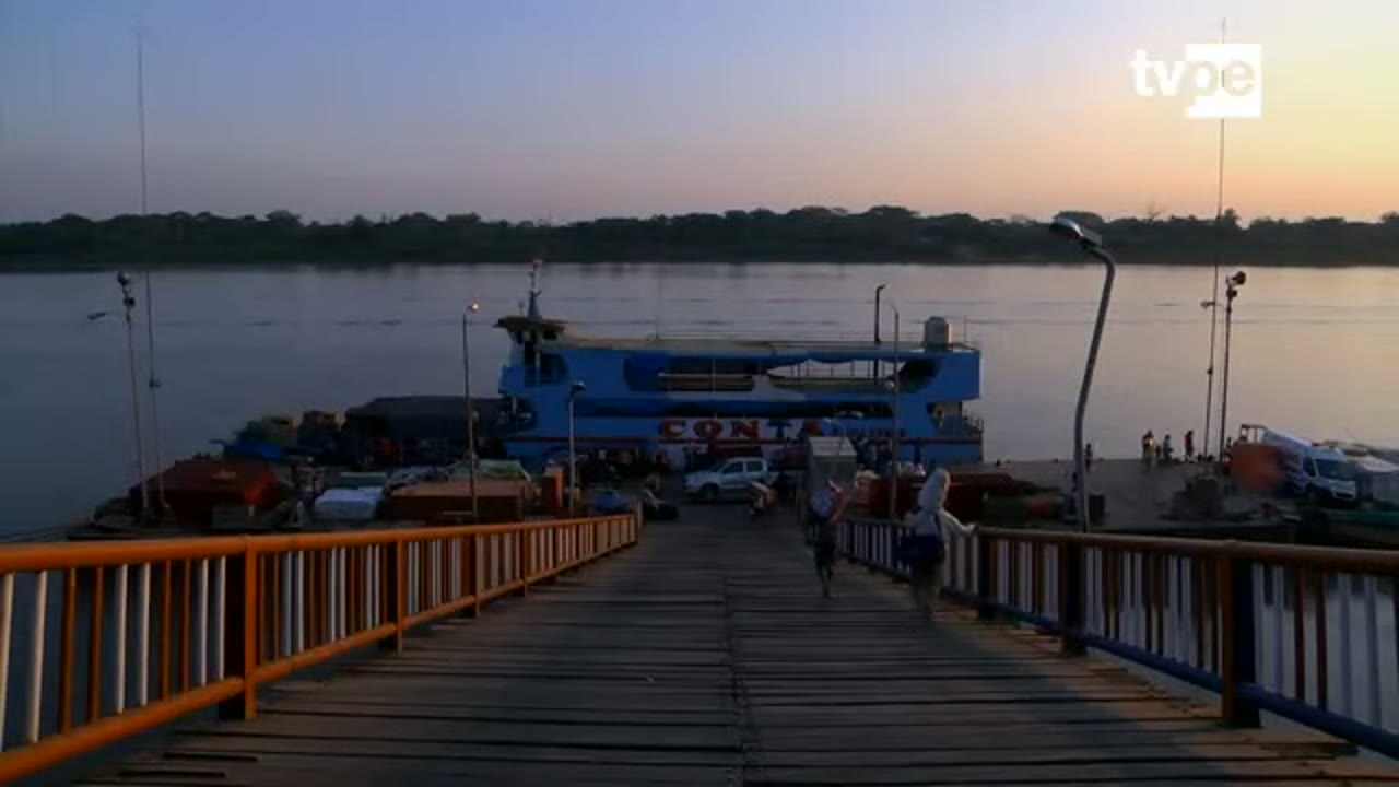 Muelle de Contamana y la lancha Henry al atardecer