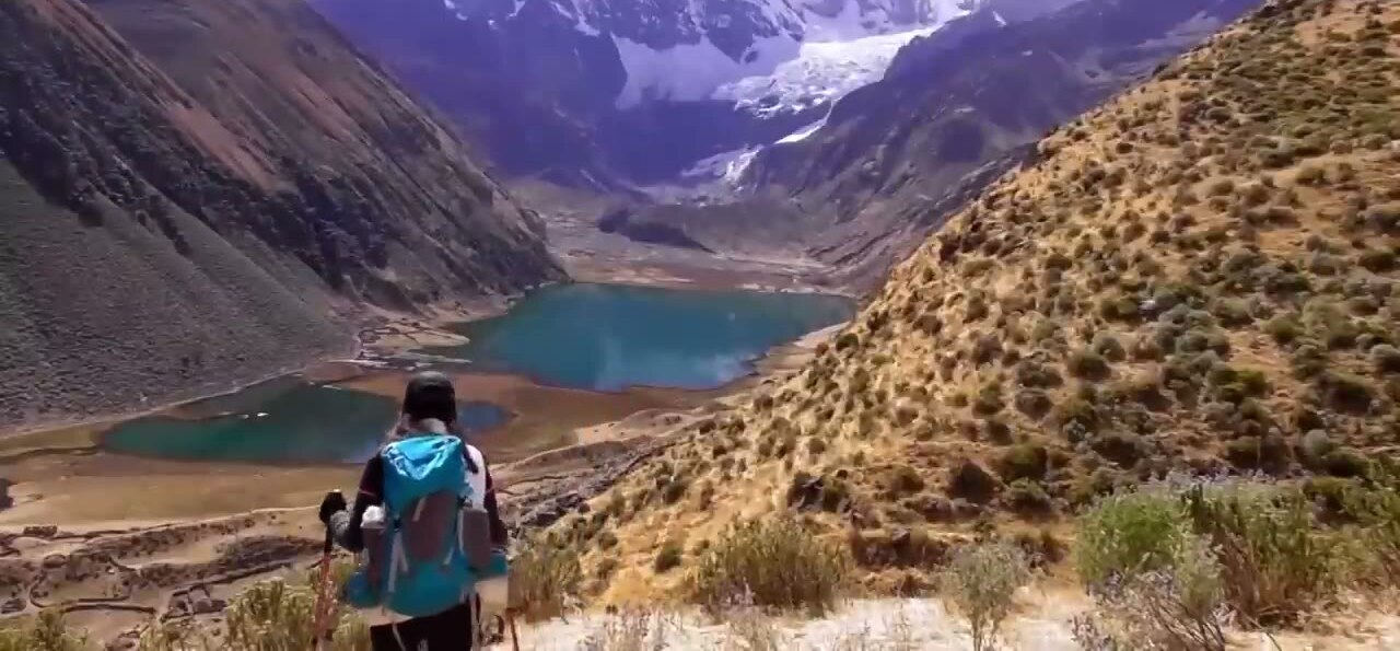 La laguna Jahuacocha y los nevados de Huayhuash