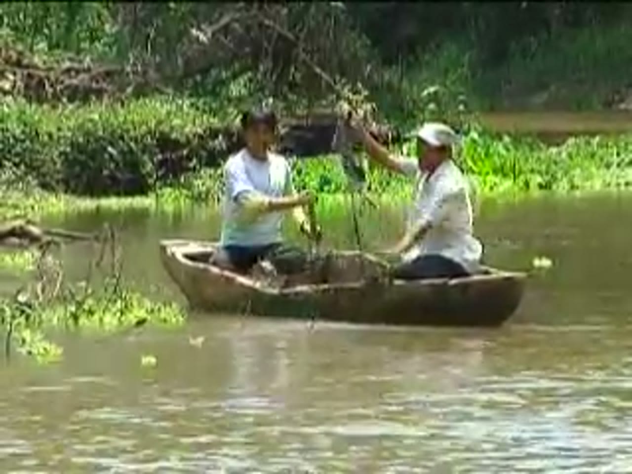 Pescando en canoa por el río Yanayacu