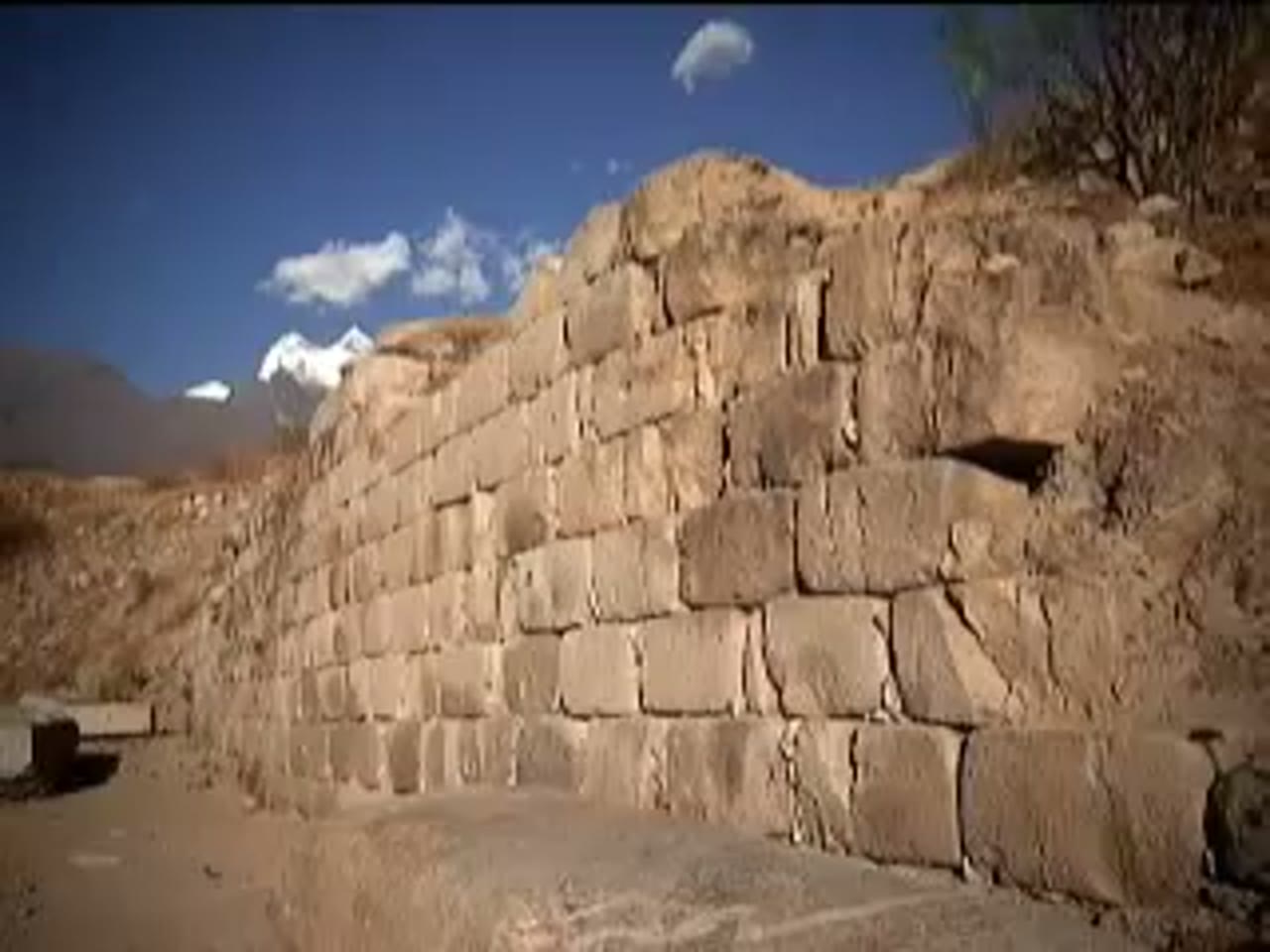 Los muros preincas de Tunshukaiko, cerca de Shocsha