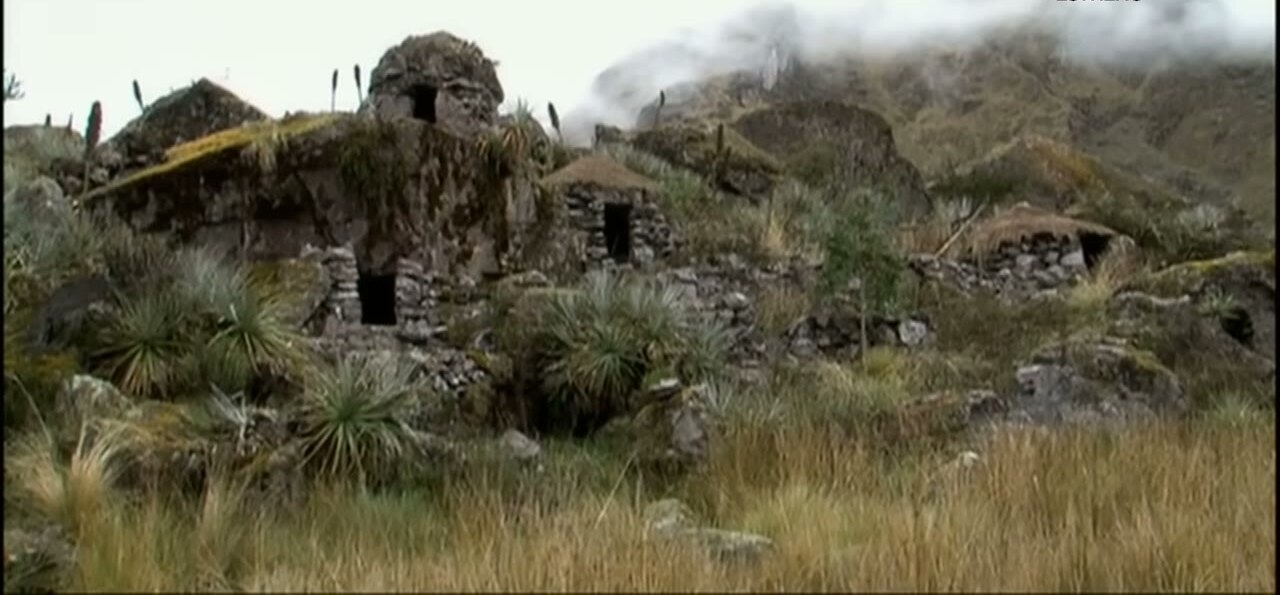 Chullpas en la isla de la laguna Cañocota
