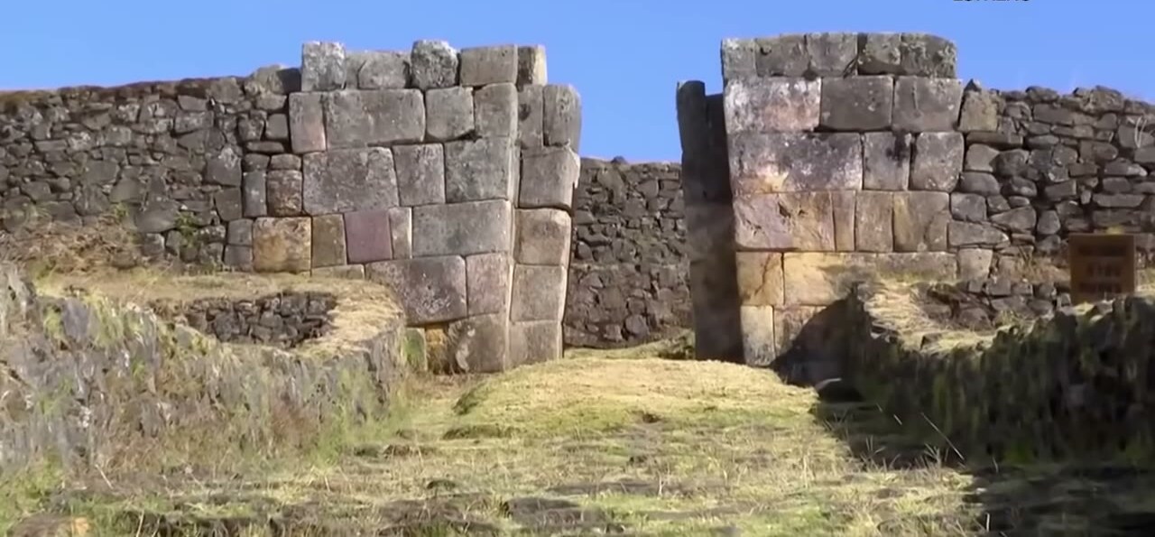 El portal de piedra del acllahuasi de Aypate