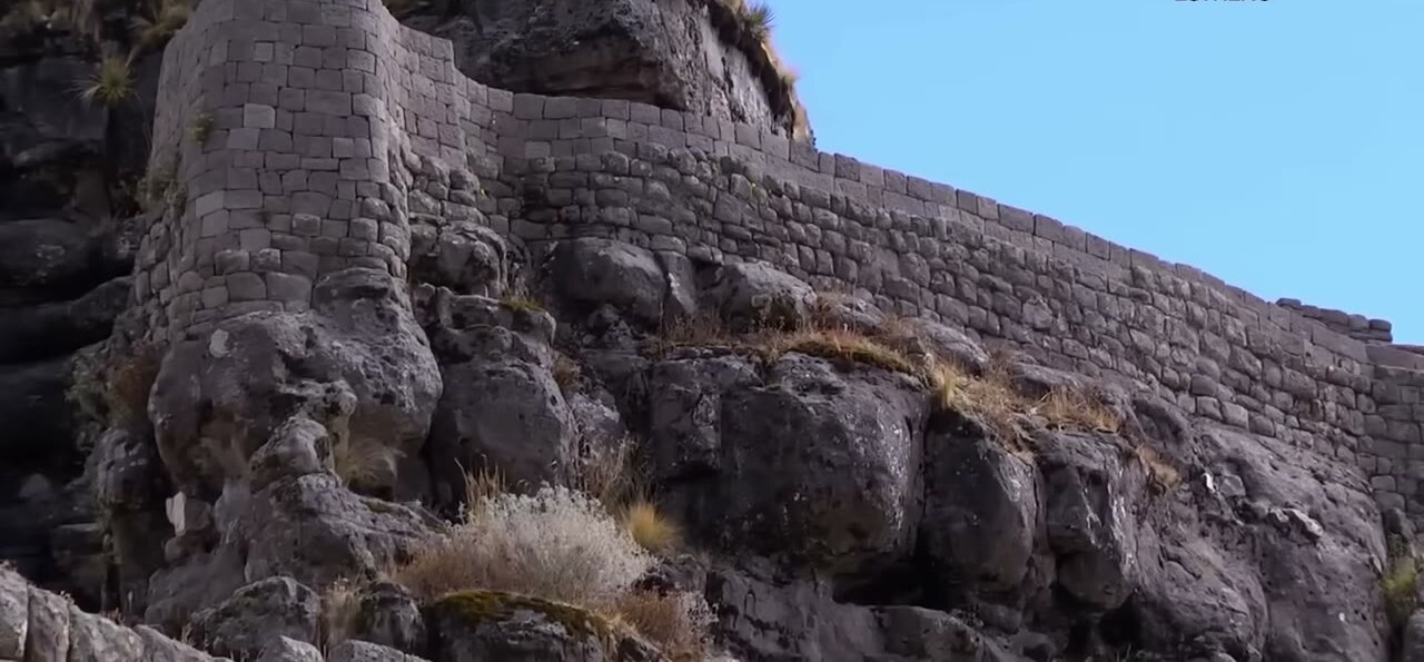 Muros incas sobre la roca de Waqrapukara